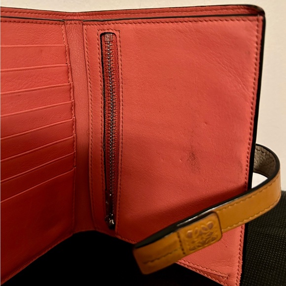 Loewe Calf Skin, Bi-fold Beige Light
Oat/Honey exterior . Papaya Interior. - Picture 13 of 13